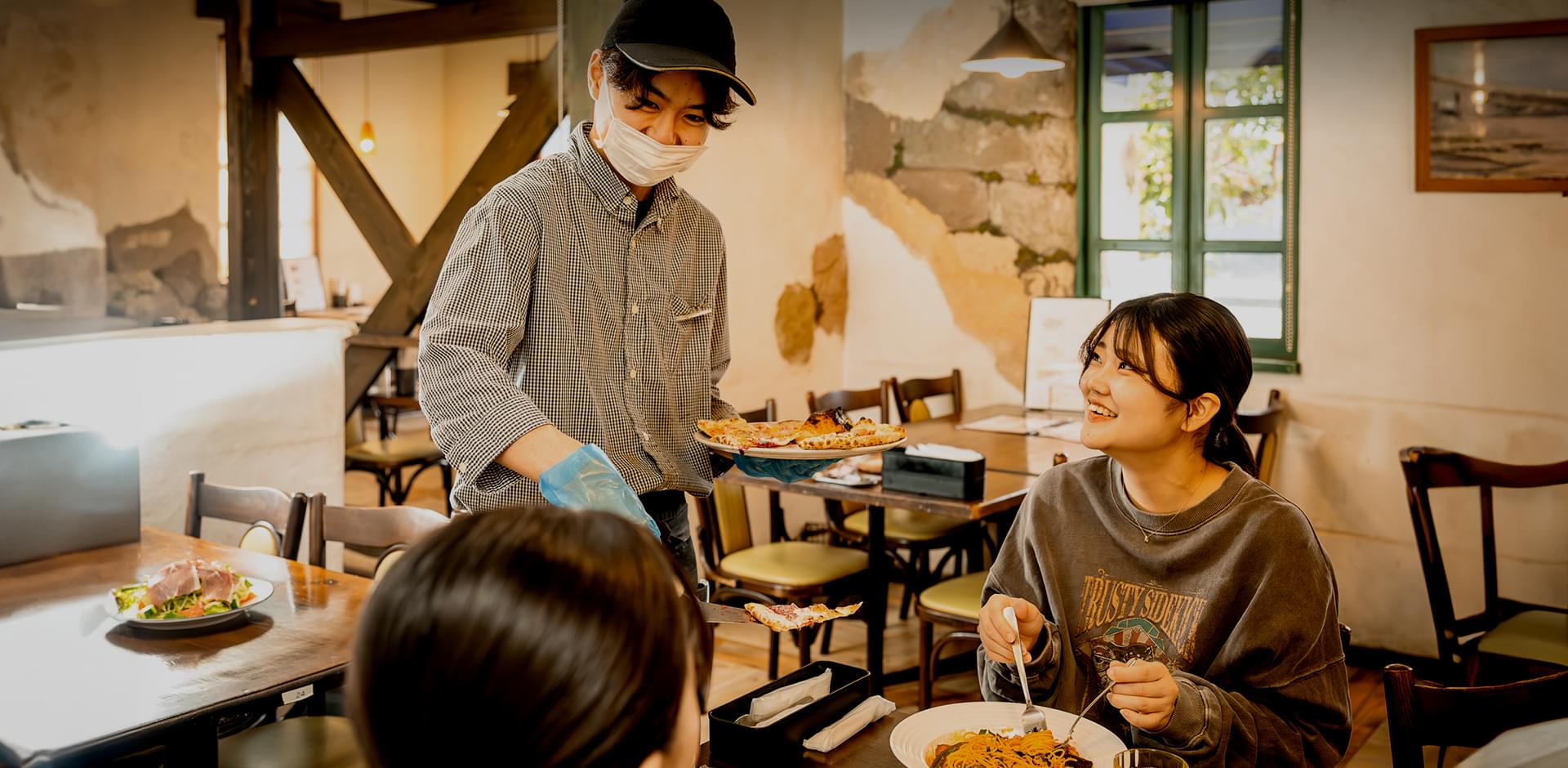 食を楽しむ、仲間と楽しむ…。外はサクッ！中はモチッ！な本格石窯ピッツァが食べ放題！充実のラインナップで楽しい食事のひと時を…。
