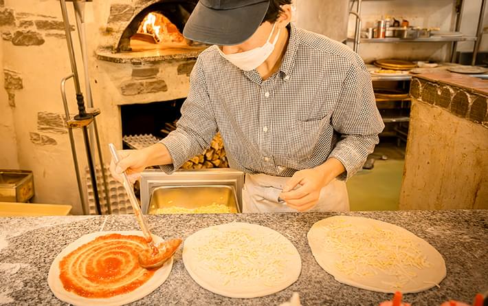 独自ブレンドの生地を高温で焼成した本格石窯ピッツァが約50種類。