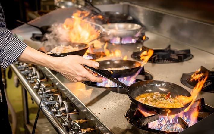 パスタやデザートも充実のラインナップ！楽しい食事のひと時をお過ごしください。